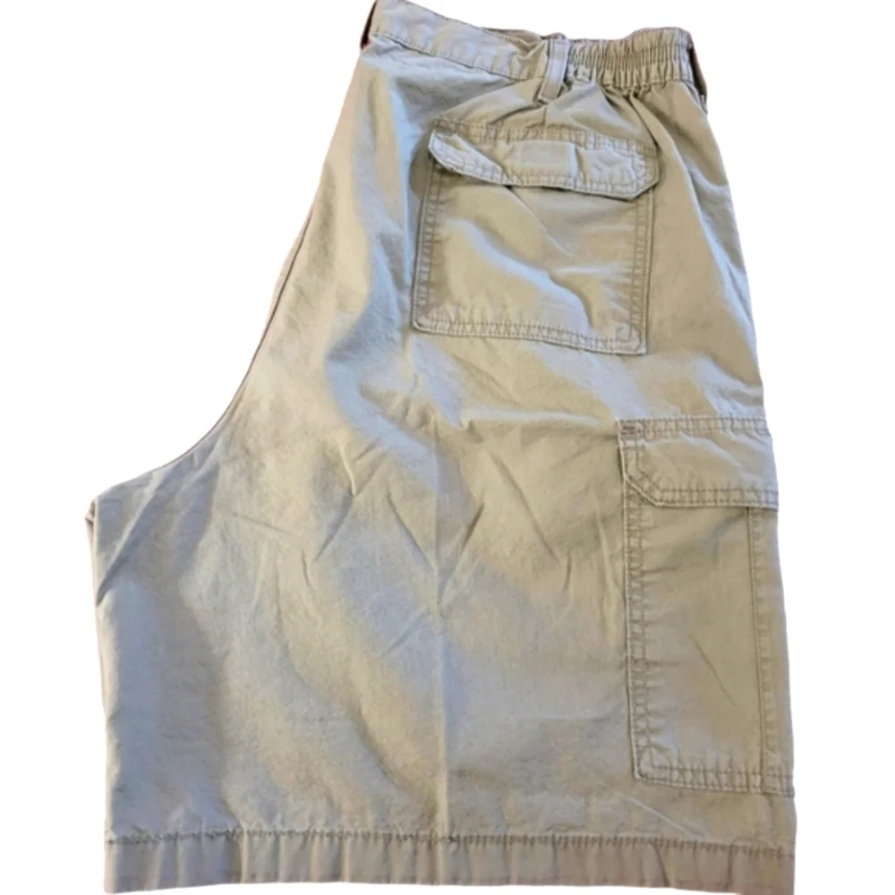 Classic Cargo Shorts by Wrangler Size 40